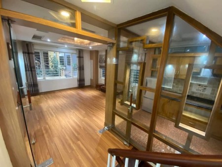 Bán nhà Cầu Giấy 40m2 ôtô vào nhà- lô góc-kinh doanh giảm chào cực sâu