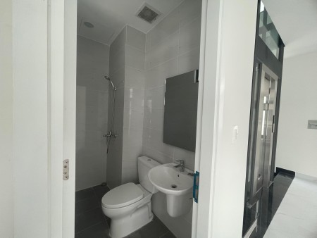 Cho thuê nhà phố 5 tầng có thang máy tại khu đô thị Vinhomes Grand Park giá chỉ 22 triệu