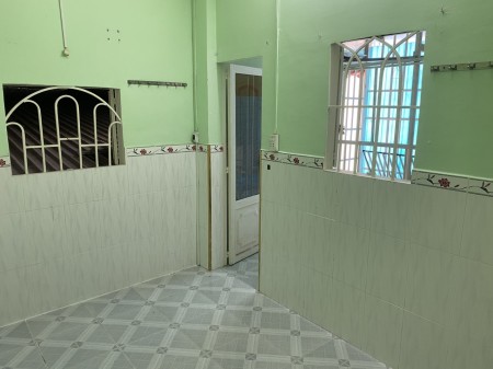 Cho một nữ thuê phòng trọ trên lầu lối đi chung với chủ nhà