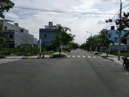 Bán lô góc 240m2, full thổ cư, Mt nhựa 12m, cách chợ, trường học 100m