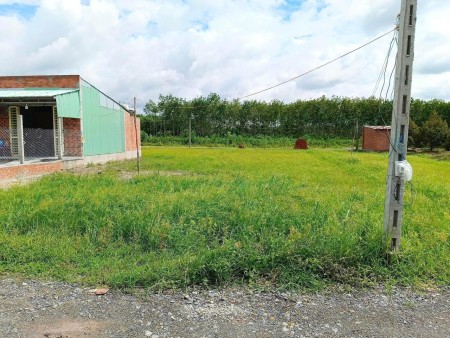 Cần bán 240m2 đất 100% thổ cư, khu vực nhà dân ở, đường 6m, oto né nhau, cách trung tâm thị trấn 3km