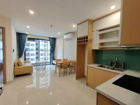 Em Thành giới thiệu anh chị khách hàng căn hộ 1PN+1 giá siêu cắt lỗ tại Vinhomes Ocean Park