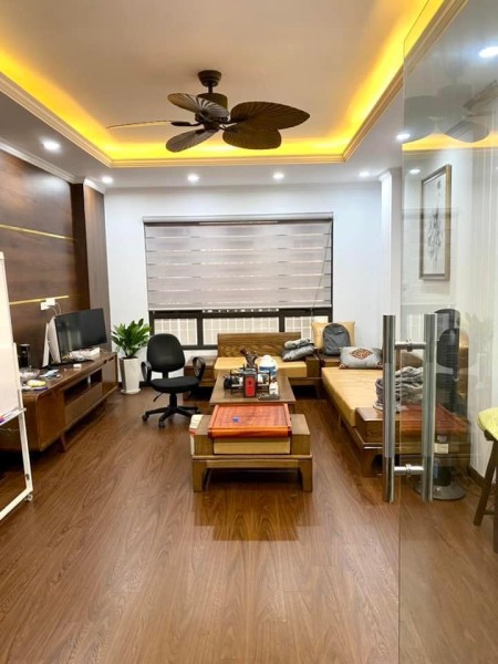 Chính chủ cần bán nhà Tây Hồ 45m2, ba bước ra Hồ Tây, lộng gió, ô tô đỗ gần nhà, giá nhỉnh 8 tỷ.
