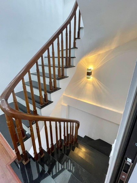 Bán gấp nhà phố Cát Linh, ngõ nông, hai thoáng, 40m2 x 5 t, mt 5m, sổ đỏ chính chủ chỉ 5,5 tỷ có tl