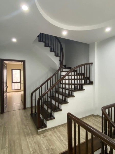 Chủ cần bán nhà Cầu Giấy, DT 45m² x 5 tầng, cửa khóa số chống trộm thông minh, giá nhỉnh 6 tỷ