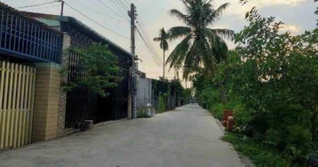 Cần tiền bán gấp đất Yên Nghĩa, tặng nhà cấp 4, 54m2, giá chỉ 5.35 tỷ.