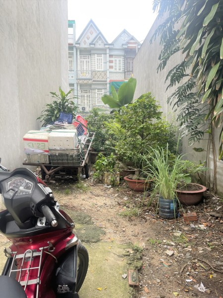 Bán lô đất quận 12, 2 mặt tiền, ngay chợ, KT4x17, khu nhà lầu, hẻm xe bảy chỗ. Giá 4,45 tỷ