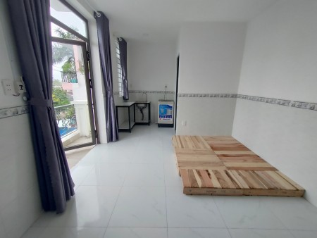 Tòa nhà mới xây có cửa số thoáng mát đường Đào Tông Nguyên