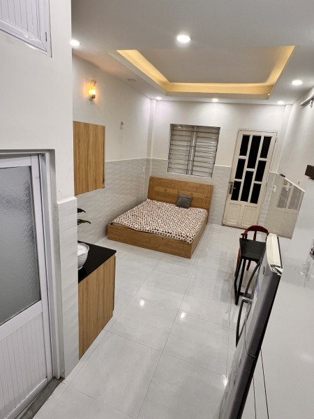 Studio tòa nhà thang máy, có hầm gửi xe, giặt phơi tầng thượng, cho nuôi pet .Ra vào bằng vân tay.
