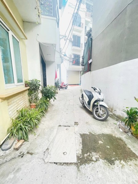 Bán nhà phố Nguyễn Văn Cừ, lô góc, 3 mặt thoáng, ô tô nhỏ đỗ cửa, giá hợp lý chỉ 4.55 tỷ.