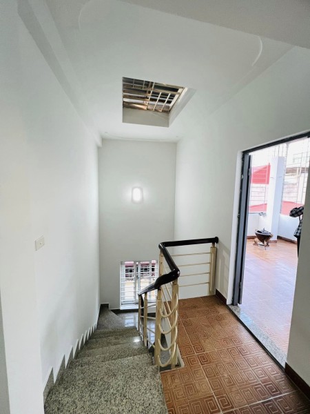 Cần bán nhà gấp phố Phùng Chí Kiên: 36m2, ô tô vào nhà chỉ 6.x tỷ