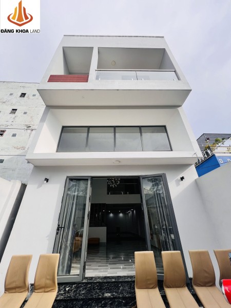 Ngộp nhà 2 tầng + Lững - 2 chiếc xe hơi ngủ trong nhà - Gần Vincom. Diện tích 126M2 - Gía nhỉnh 7 tỷ