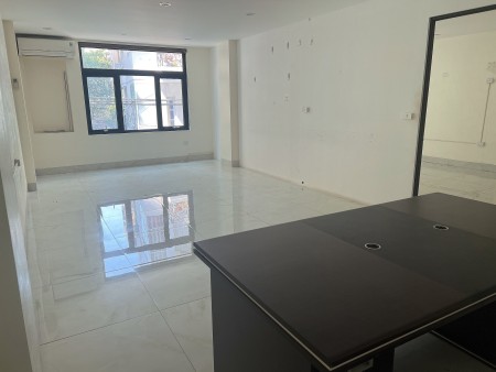 Pass văn phòng + tặng 1 tháng tiền thuê cho 'môi giới' hoặc 'người thuê'.