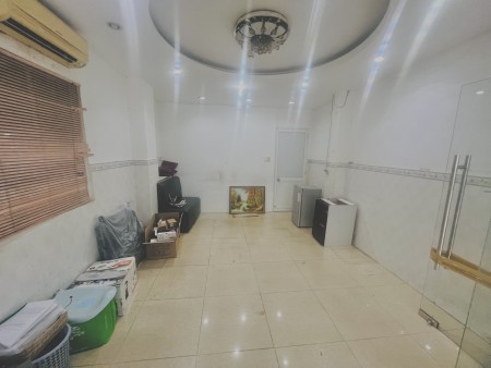Mặt bằng mặt tiền lớn ngay trung tâm quận 1 kinh doanh onl, văn phòng,... Đa dạng