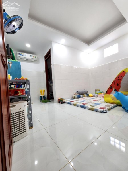 Bán gấp nhà HXH căn góc 2 mặt tiền gần chợ Phạm Văn Hai, quận Tân BÌnh