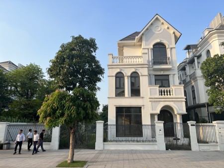 (Bán gấp) Biệt thự nhà vườn Sao Biển mặt đường 30m giá 32.8 tỷ Vin Gia Lâm (0985941715)