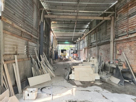 Mặt bằng 300m2 mặt tiền đường Hoàng Quốc Việt, 17 Tr/Tháng