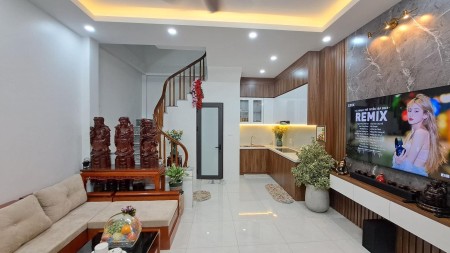Bán nhà đẹp giá tầm 4 tỷ, ngõ thông, phố VIP quận Long Biên