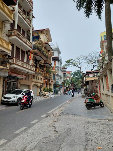 Mặt phố Lương Yên – 2 Mặt thoáng – Mặt tiền 6m - Ô tô để trong nhà
