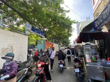 Mặt bằng mới xây có gác lửng để ở, sát Trường ĐH Công Thương, sinh viên qua lại dập dìu