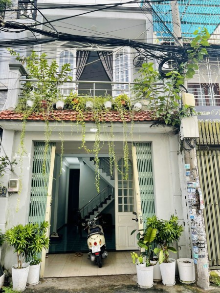 Cho thuê nhà nguyên căn trong hẽm đường Phạm Văn Đồng.(Miễn môi giới)