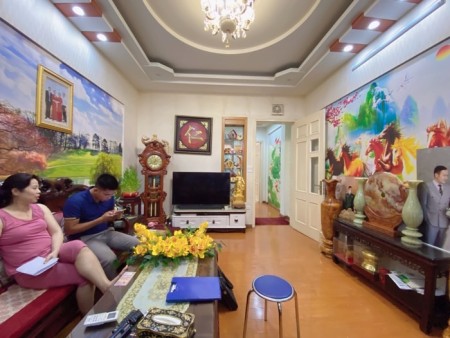 Bán nhà phân lô vị trí phố Trần Quốc Hoàn 2 mặt ngõ thuận tiện kinh doanh, ô tô tránh vị trí đắc địa