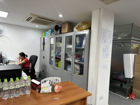 Cho thuê sàn văn phòng 370m2 mặt phố Nguyên Hồng - Quận Đống Đa