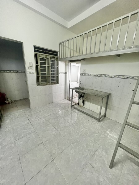 Phòng mới đẹp, có máy lạnh, gác lửng rộng, kệ bếp, cửa sổ to, giờ tự do.