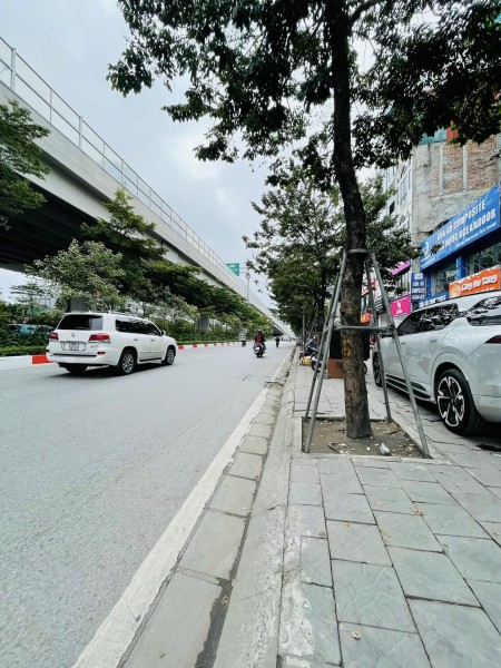 Mặt đường Phạm Văn Đồng, Xuân Thuỷ. Vị trí đắc địa, KDoanh đa dạng. Dt 90m, Mt 8m, 35 tỷ