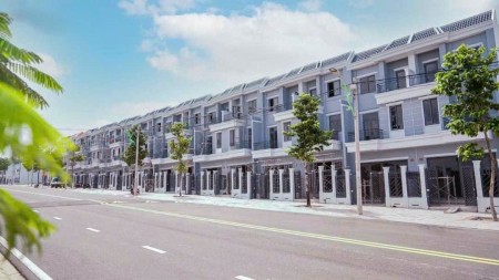 Bán nhà phố và đất nền tại Trung tâm TP Đồng Xoài ngay mặt tiền Quốc Lộ 14. Cơ sở hạ tầng hoàn thiện