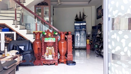 Nhà hẻm xe tải 63m², 3 tầng, gần Giga Mall Thủ Đức, giảm mạnh 1 tỷ để bán nhanh.