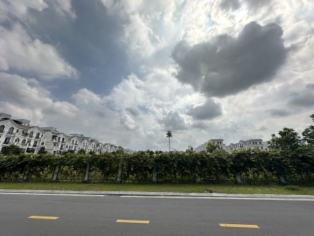 Biệt Thự Song Lập Sao Biển 9 đối diện Trường Học Vin Gia Lâm giá 23,999 tỷ