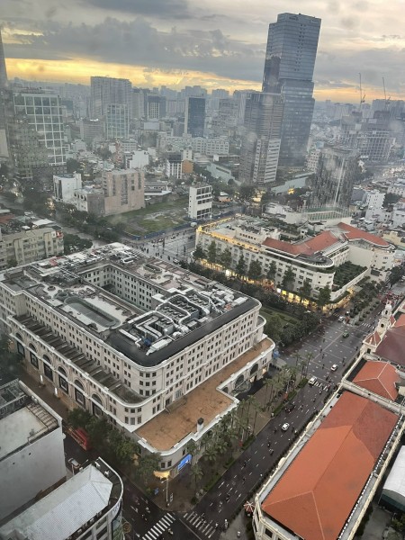 (English below) Cho thuê CHCC 3PN ít nội thất 160m2 tại Vincom Đồng Khởi giá 49tr/tháng.