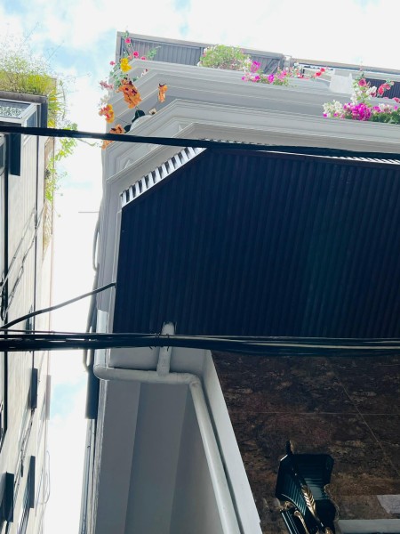 nhà đội cấn ba đình phân lô, lô góc xây 5 tầng luôn 5,8 tỷ.