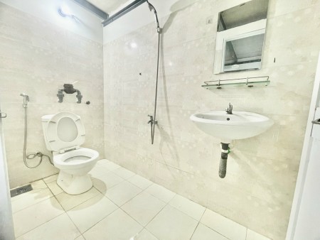 Tòa nhà mới xây đẹp tinh tươm, Máy Lạnh + Gác lửng cao, ban công riêng, có thang máy