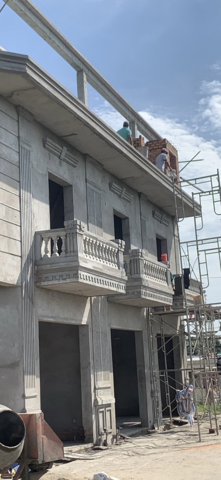 Nhà 1 trệt 1 lầu bán giao có nội thất. Gần chợ Tân Hiệp