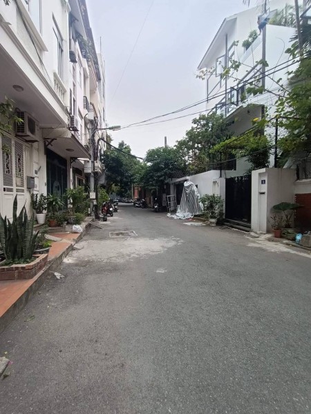 Bán đất tặng nhà phố Lê Trọng Tấn – Phân Lô – Ô tô tránh - Vỉa Hè - Mặt Tiền 8m