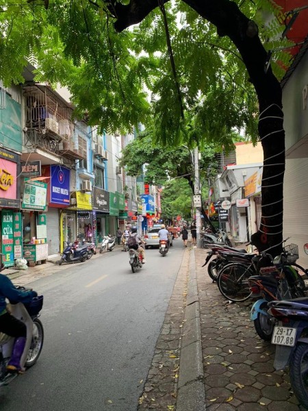 Nhà Hiếm - Mặt Phố - Vỉa hè đá bóng- Kinh doanh đỉnh