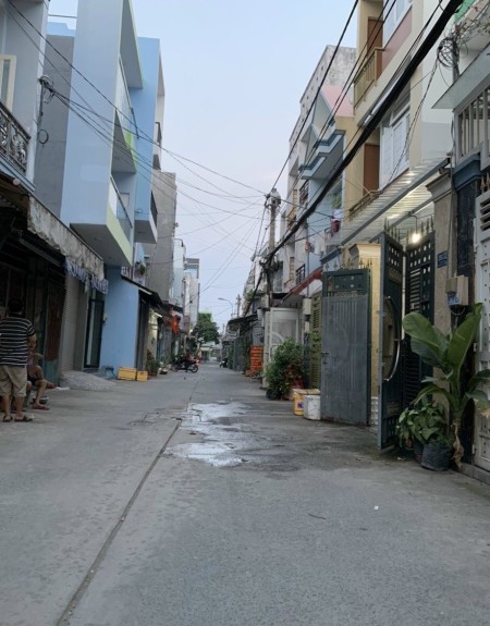 Bán nhà gần Lạc Long Quân, Tân Bình, 2 tầng, 70m2, lô góc, giá chỉ hơn 4 tỷ.
