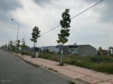 Cần tiền bán gấp lô đất Kim Oanh trung tâm Bến Cát giá 700 triệu, LH 0936039981