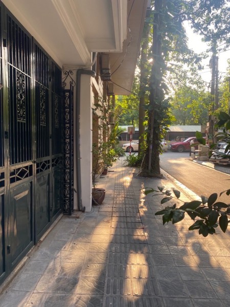 Đầm Trấu, Quận Hai Bà Trưng - Phố to, vỉa hè rộng, phù hợp để ở hay kinh doanh, đều đỉnh.