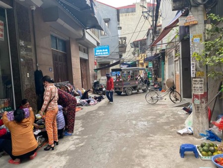 Bán nhà Hoàng Quốc Việt - Ô tô đỗ cổng, MT 3,6m, 4 tầng, 3.69 tỷ.