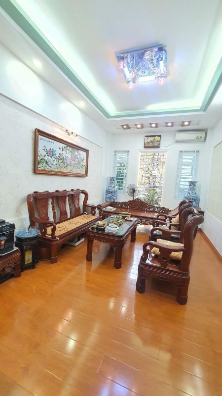 Bán nhà Hoàng Mai dt 52m2 xây 2,5 tầng mặt ngõ oto tránh vào nhà gần phố giá 2,2 tỷ,có bớt