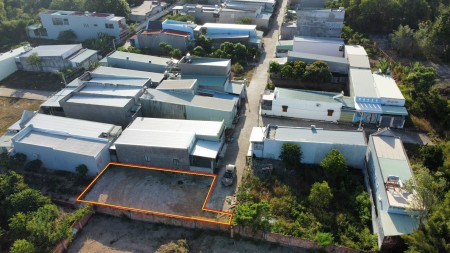 Bán nhanh lô đất 274.3 m2, sổ riêng có 80 m2 thổ cư. Giá 1,2 tỷ.