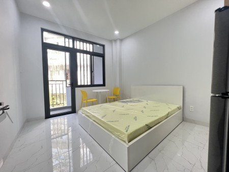 Phòng mới xây ban công full nội thất ngay Trần Văn Đang Quận 3