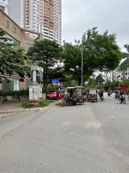 Nhà của bác sỹ bệnh viện không quân về hưu - ô tô đỗ cửa - 3 bước ra hồ Đền Lừ.