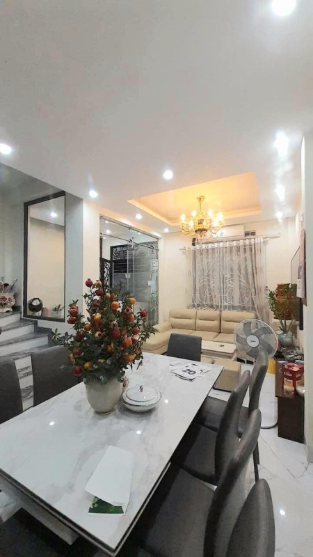 Hạ giá bán gấp nhà phố Ái Mộ trước tết 5 tỷ 40m nhà đẹp dân xây an sinh đỉnh