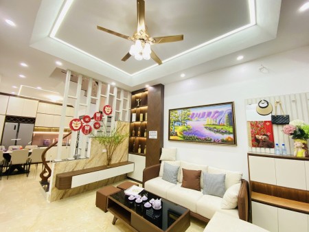Bán nhà đep nhà và phố 8/3, Hai Bà Trưng, diện tích 34m2, 5 tầng, MT siêu rộng 5 m. Giá TL 4.3 tỷ