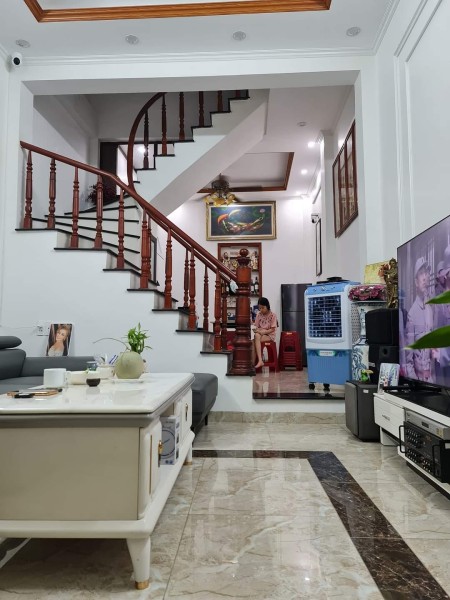 Bán nhà Tân Mai, diện tích 45m2, giá 4.19 tỷ, 1 nhà ra ô tô, khu vực phát triển sầm uất
