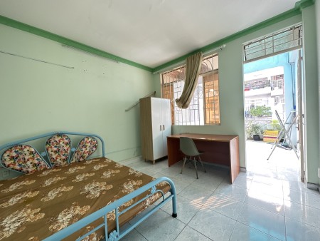 Cho thuê phòng trọ chính chủ ban công siêu rộng thoáng mát có thể ở từ 2 đến 3 người tại quận 7